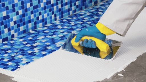Chuẩn bị thi công gạch mosaic lát sàn