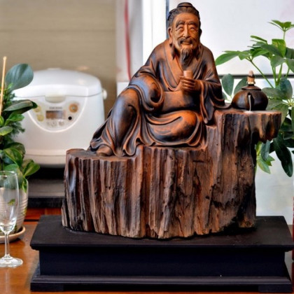 Cụ ngồi thần thái thưởng trà nghe nhạc