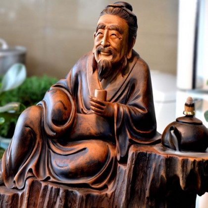 Cụ ngồi thần thái thưởng trà nghe nhạc