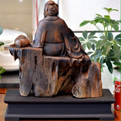 Cụ ngồi thần thái thưởng trà nghe nhạc