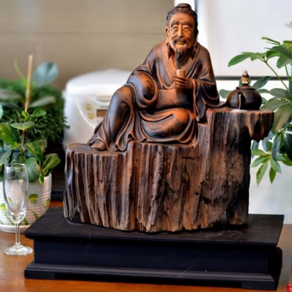 Cụ ngồi thần thái thưởng trà nghe nhạc