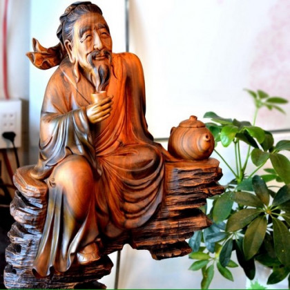 Cụ ngồi thần thái thưởng trà nghe nhạc